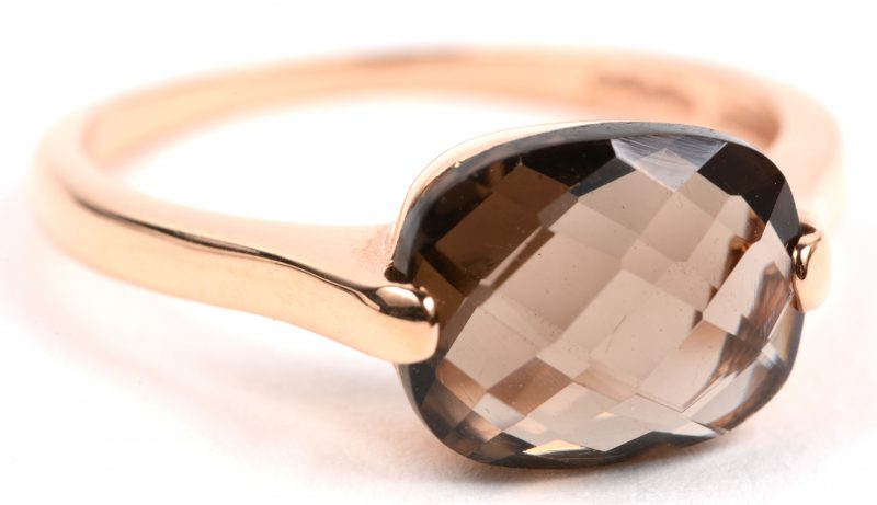 Een 18 karaats roze gouden ring bezet met een in briolette geslepen rookkwarts van +- 2 ct.