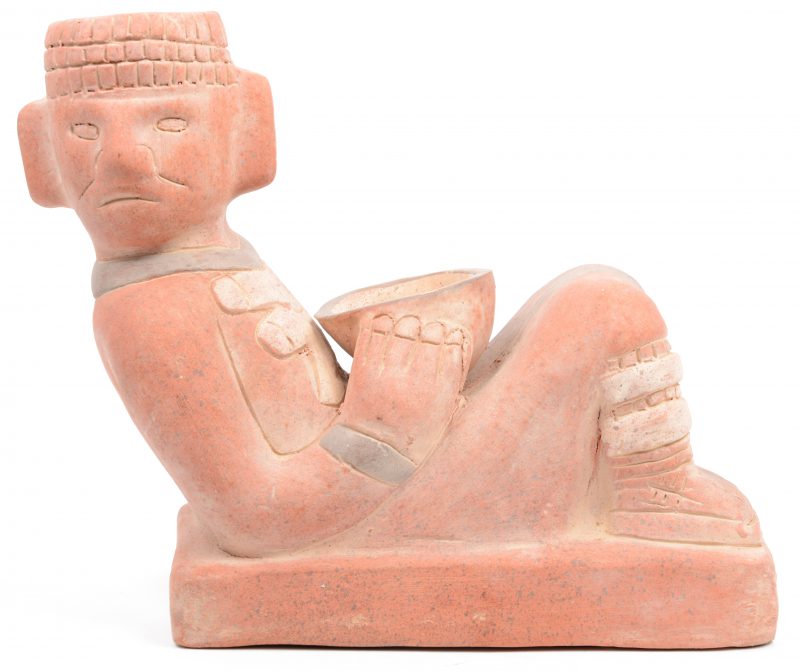 Chac-Mool, liggende figuur. Terracotta beeld naar pre-Columbiaans voorbeeld. Midden-Amerika.