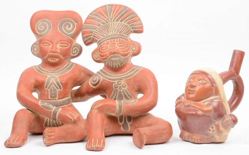 Een bruidspaar. Terracotta beeld naar pre-Columbiaans voorbeeld. Midden-Amerika. Evenals een soortgelijk antropomorf kannetje.