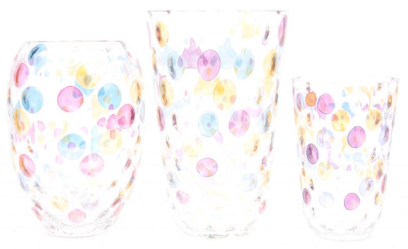 Drie diverse vazen van meerkleurig Boheems glas. H. 25,5, 22,5 en 18 cm.