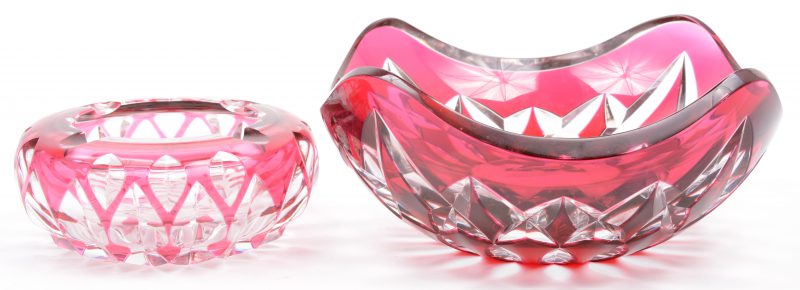 Een fruitschaal (Ø 25 cm) en een asbak (Ø 16 cm) van geslepen kristal, in de massa rood gekleurd. Onderaan gemerkt.
