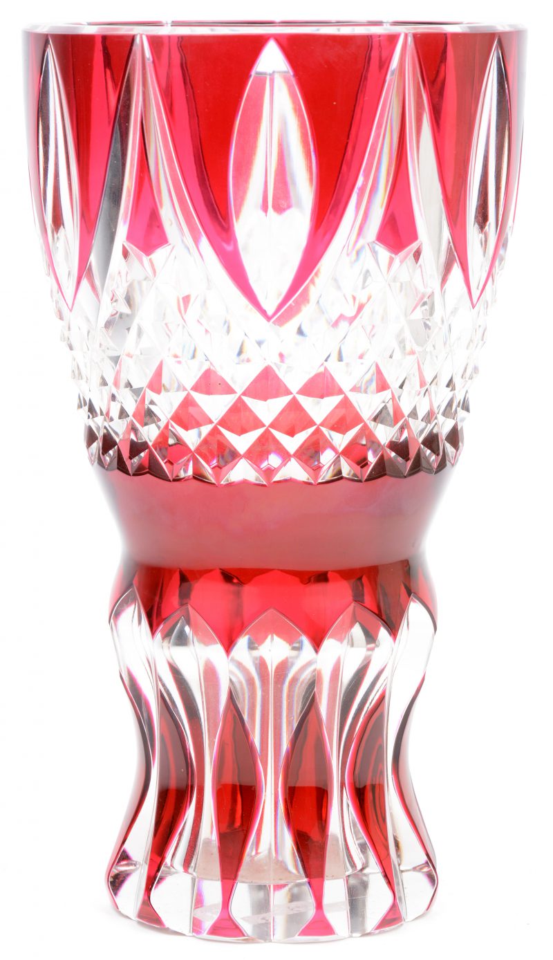 Een vaas van geslepen kristal, in de massa rood gekleurd. Onderaan gemerkt.