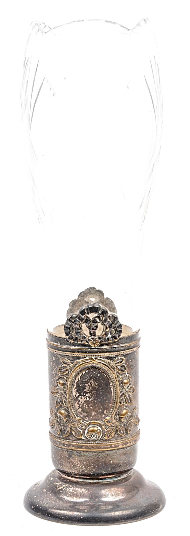 Een vaas van geslepen kleurloos kristal, in een verzilverd metalen houder met een gedreven Napoléon III-motief.
