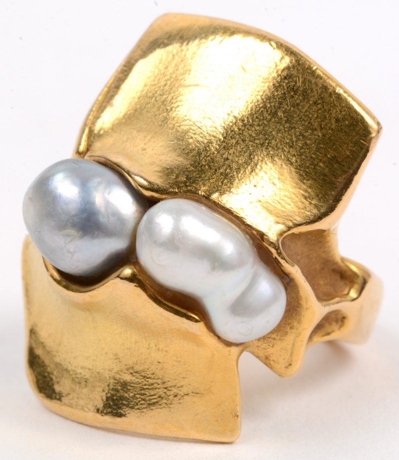 Een 18 karaats geel gouden ring bezet met een witte en een grijze parel.
