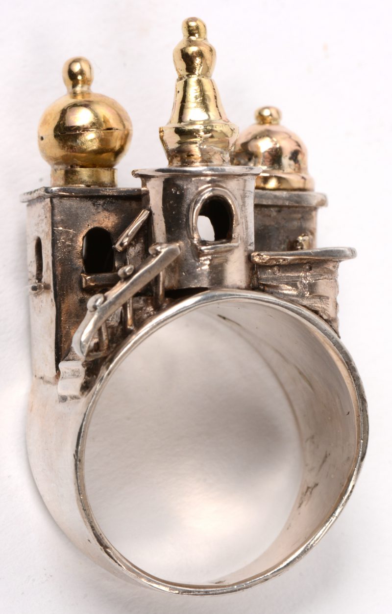 Een zilveren ring met gouden topjes. “Kremlin”.