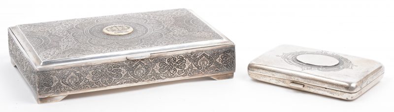 Twee zilveren dozen, waarvan één met Iraanse keuren.
