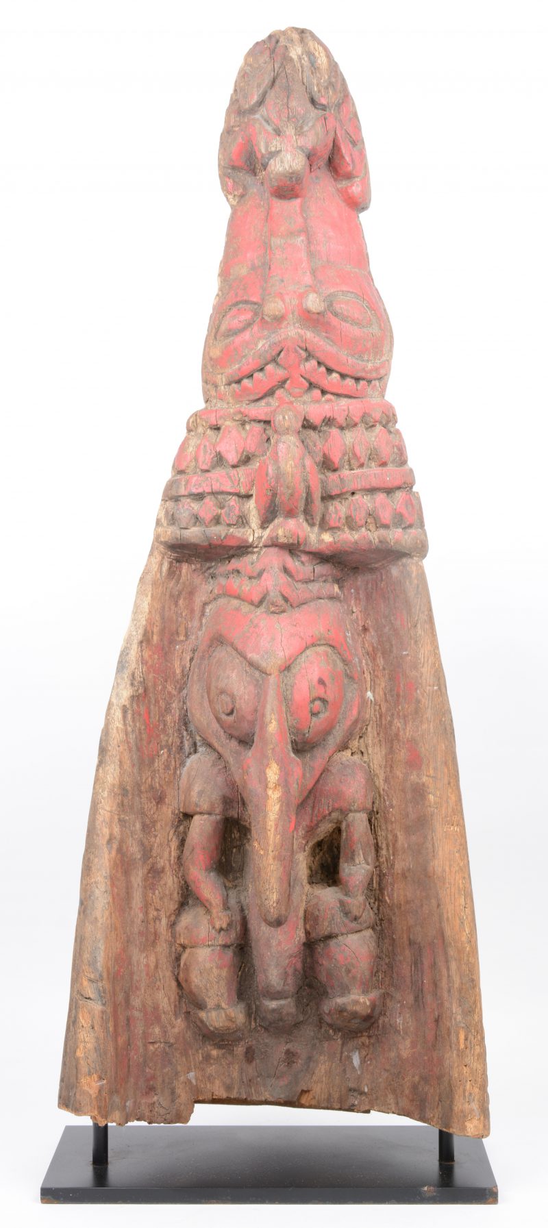 Boeg van een Sepik prauw van gebeeldhouwd en gepolychromeerd hout in de vorm van een krokodillenkop en diverse dieren.