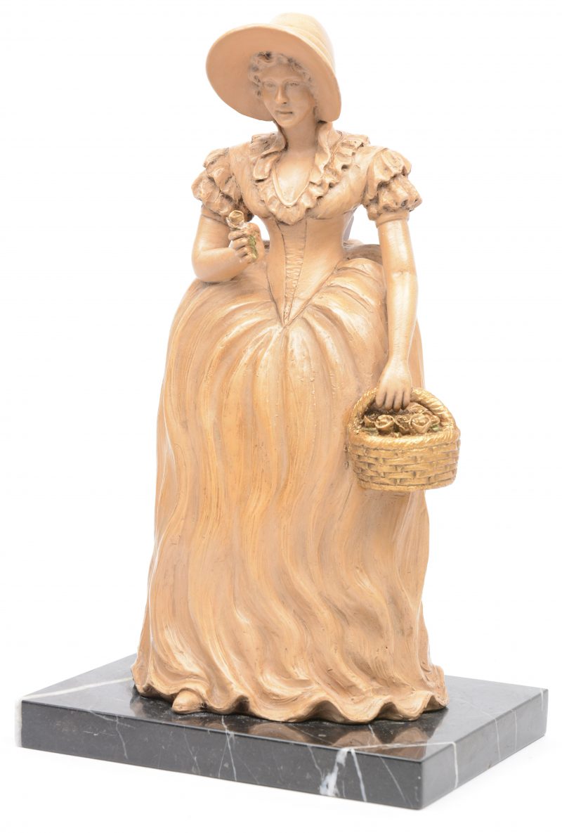 “Dame met bloemenmand”. Een beeldje van wit terracotta met bruin patina op zwart marmeren sokkel. Achteraan gesigneerd.