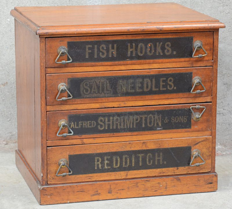 Grenenhouten cabinetje voor vishaken en zeilnaalden. Engeland, XIXde eeuw.