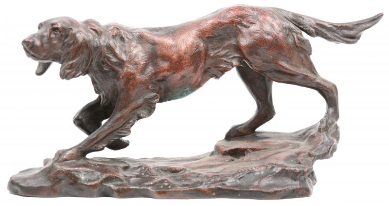 Klein bronzen beeldje van een jachthond. Roodbruin patina.