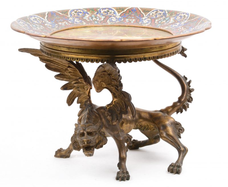 Tazza met geëmailleerde rand en onyxen plat, gedragen door een bronzen gevleugelde leeuw. Begin XXste eeuw.
