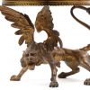 Tazza met geëmailleerde rand en onyxen plat, gedragen door een bronzen gevleugelde leeuw. Begin XXste eeuw.