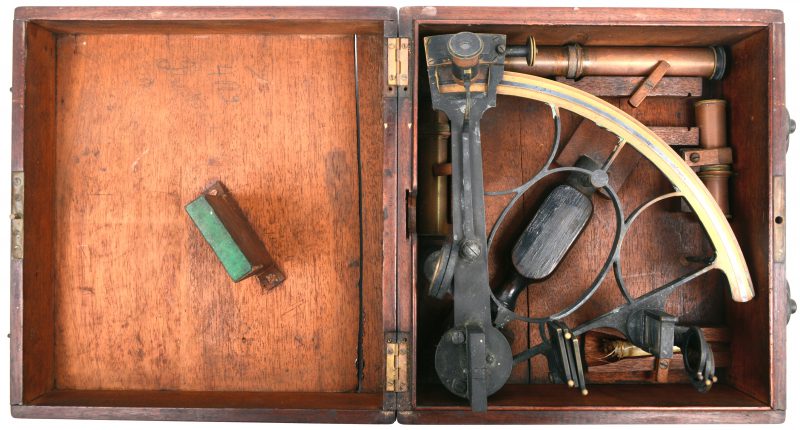 Antiek sextant met diverse lenzen. In oorspronkelijke mahoniehouten koffer. XIXde eeuw.