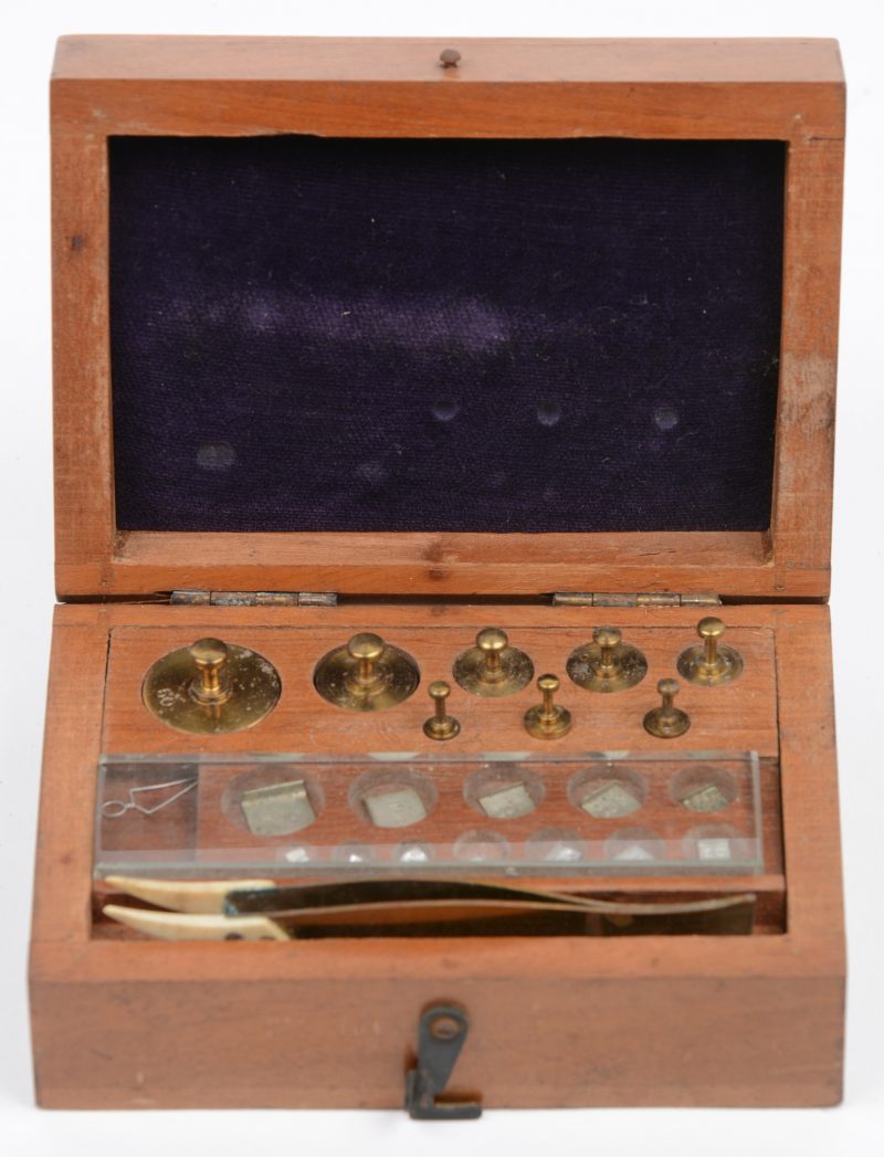 Houten gewichtendoosje voor precisieweegschaal, compleet met pincet. XIXde eeuw.