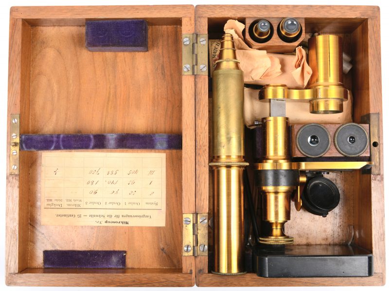 Een oude Duitse messingen microscoop in kistje.