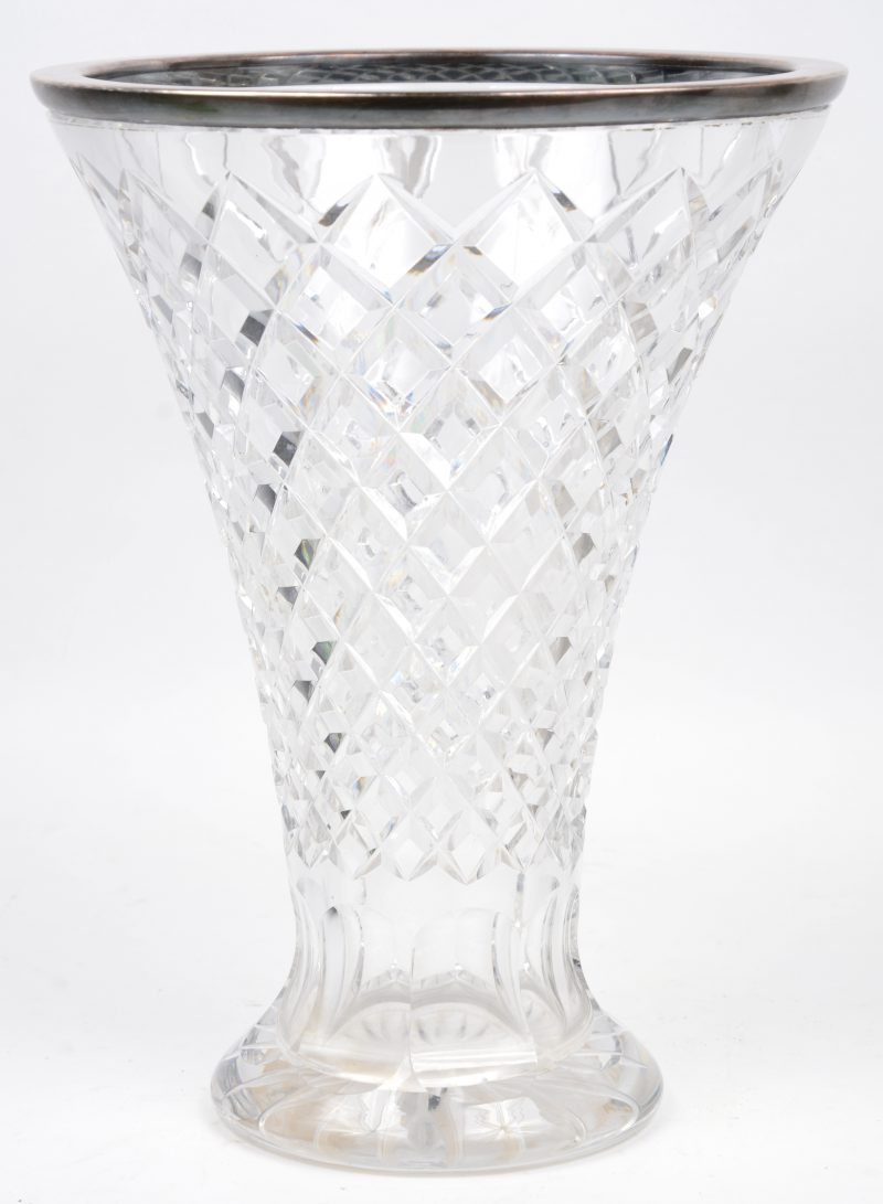 Een vaas van geslepen kleurloos kristal met sterling zilveren montuur van Wolfers. Vermoedelijk Val St. Lambert, maar niet gemerkt.