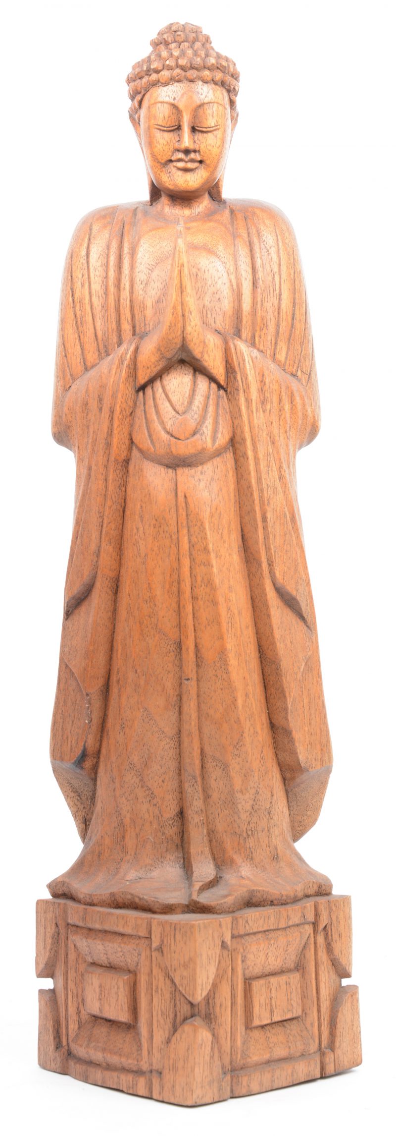 Een gesculpteerd houten Boeddhabeeld.