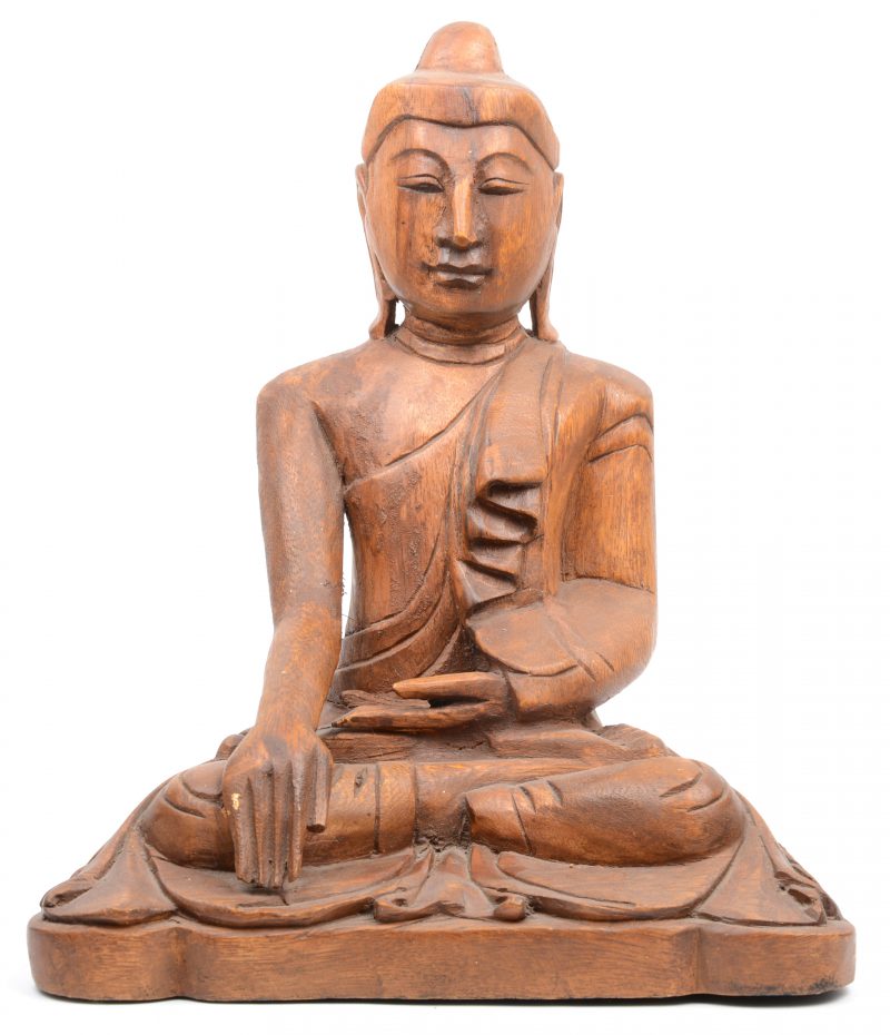 Een gesculpteerd houten zittende Boeddha.