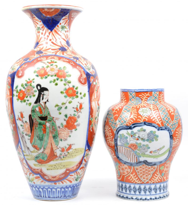 Twee verschillende vazen met Imaridecors, waarbij één van Japans porselein en één van Maastrichts aardewerk. De eerste met restauratie aan de kraag.