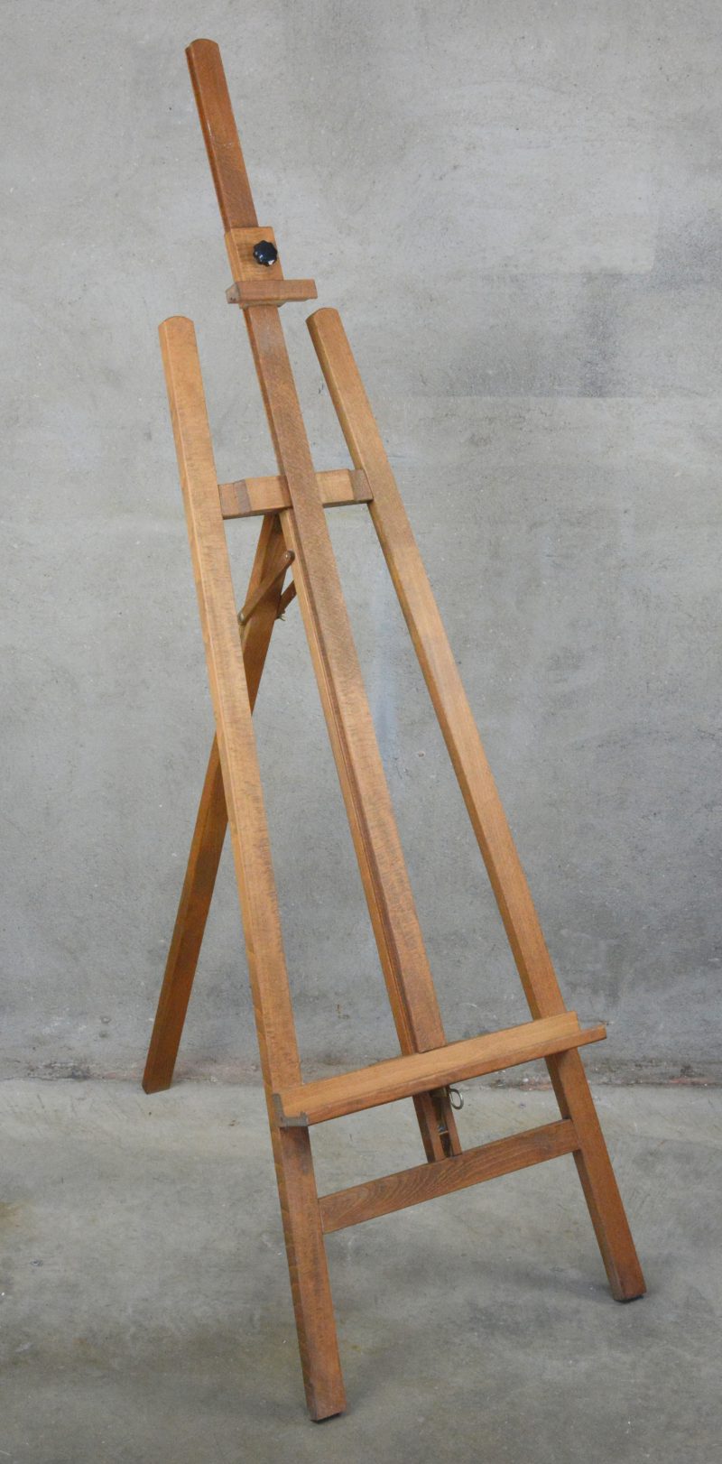 Een eenvoudige houten schildersezel.