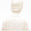 Een vrouwenbuste van gesculpteerd albast en wit marmer. Restauratie aan de neus. Achteraan gesigneerd. Jaren ‘20.