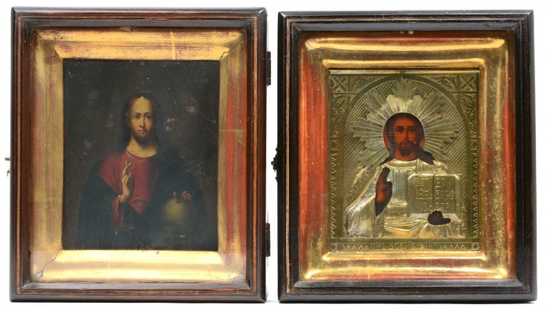 Een XIXe eeuws Russisch icoontje met voorstelling van Christus. In kistje achter glas. De messingen riza appat ingekaderd.