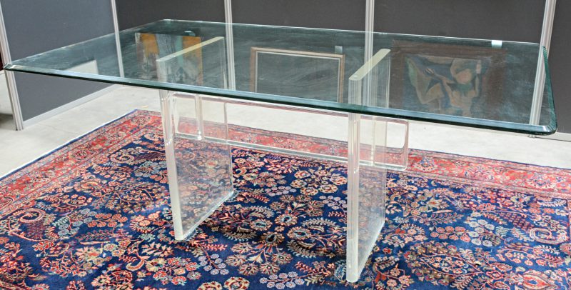 Een rechthoekige tafel van glas en plexi.