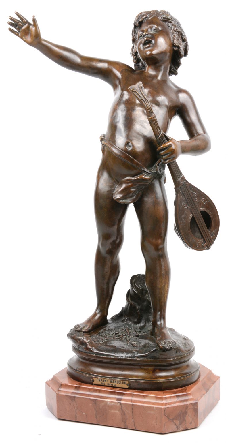“Enfant mandoline”. Een bronzen beeld op marmeren sokkel. Postume geut.