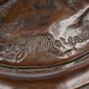 “Enfant mandoline”. Een bronzen beeld op marmeren sokkel. Postume geut.