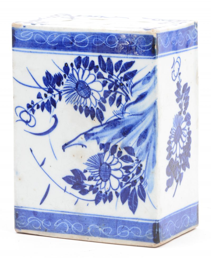 Een opiumkussen van blauw en wit Chinees porselein. Begin XXe eeuw. Met restant zegel onderaan.