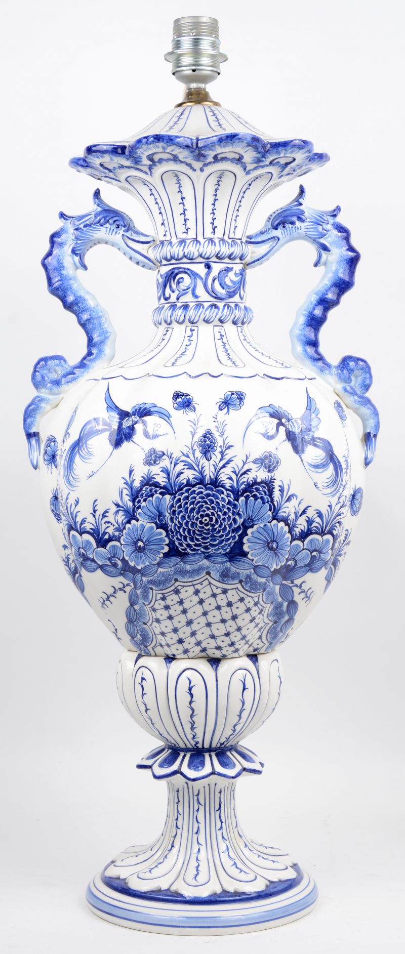 Een lampvoet van blauwen wit Italiaans aardewerk.