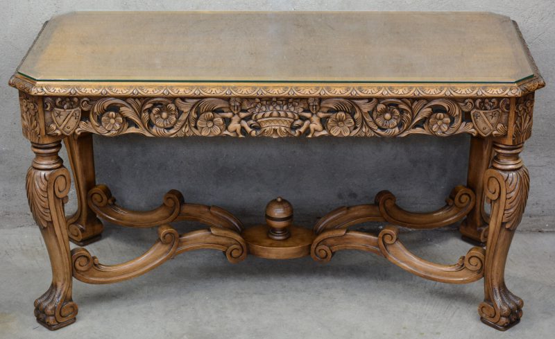 Een gebeeldhouwd notenhouten salontafel in barokke stijl. Met glazen blad.