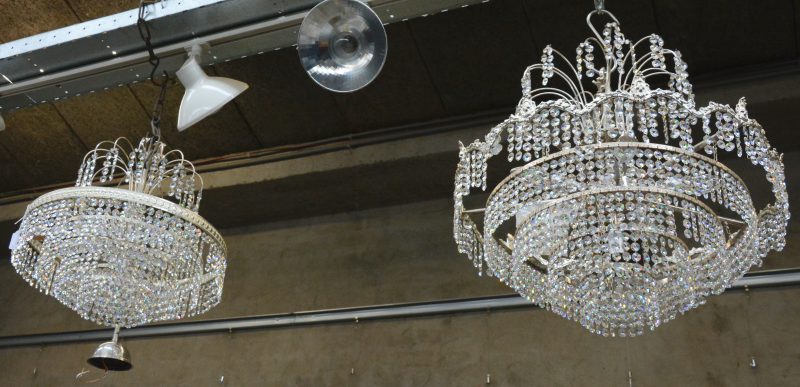 Een paar metalen luchtertjes, versierd met glazen kraaltjes in resp. vier en vijf rijen.