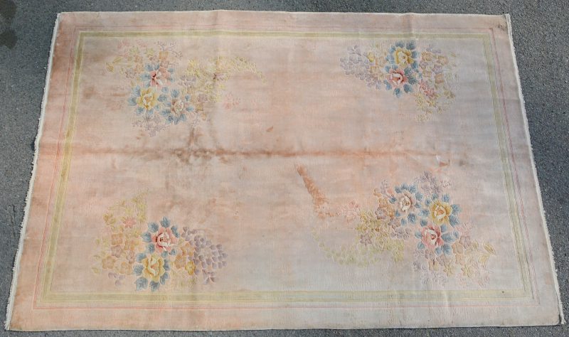Een Chinees wollen tapijt met bloemendecor.