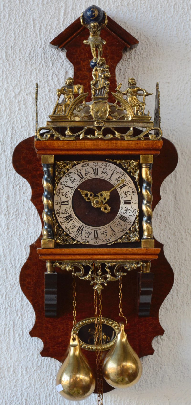 Een  mooi versierde Zaanse klok. Met gewichten.