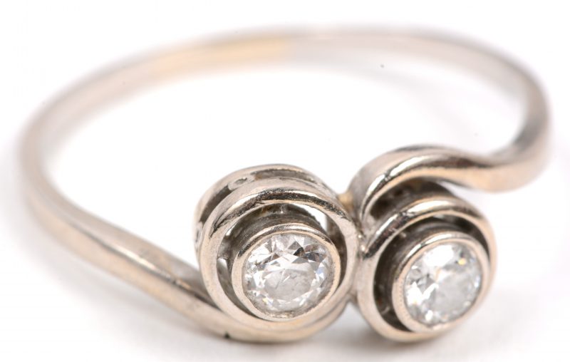 “Toi et moi”. Een 18 karaats wit gouden ring bezet met twee briljanten met een gezamenlijk gewicht van +- 0,30 ct.