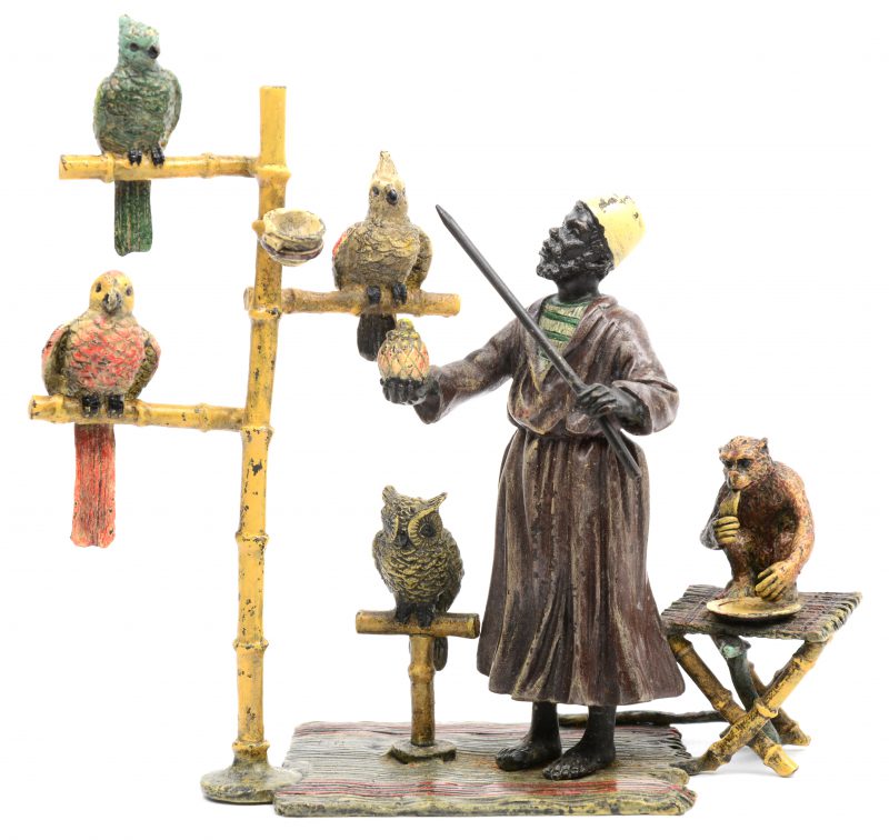 “Man met papegaaien, een uil, een aapje en een slang”. Een Weens groepje van gepolychromeerd brons.