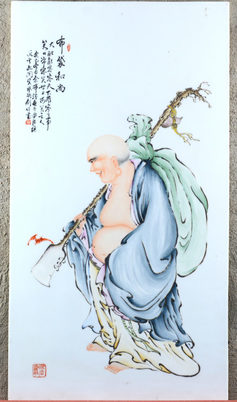 Een Chinees porseleinen plaquette meerkleurige voorstelling van Boeddha met begeleidende tekst.
