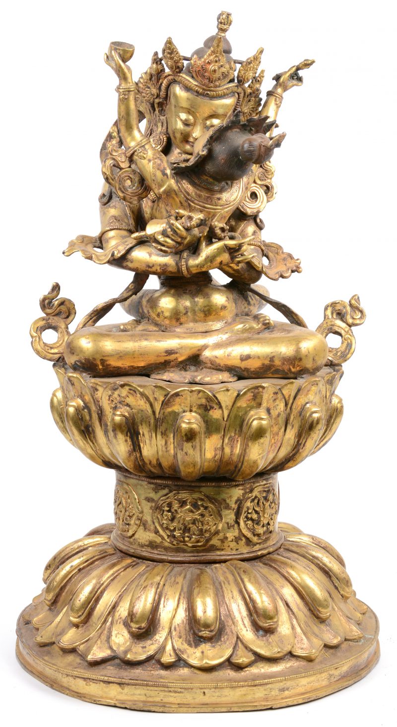 Een verguld bronzen Tibetaans Boeddhabeeld.