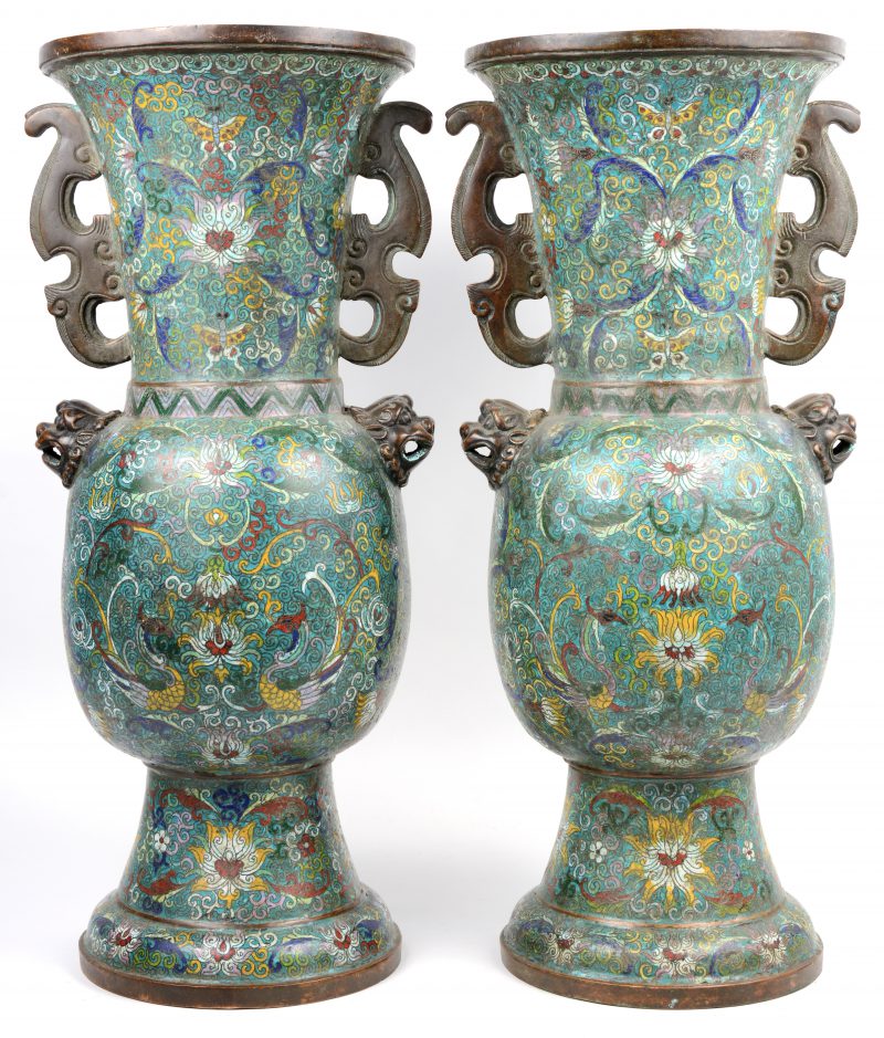 Een paar vazen van cloissoné op brons, versierd met leeuwenkoppen.
