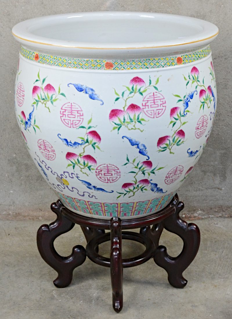 Een grote jardinière van Chinees porselein met een meerkleurig decor van perziken en vleermuizen.