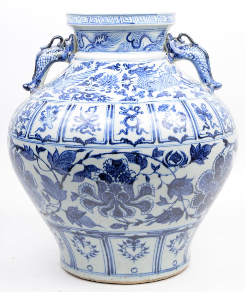 Een vaas van Chinees porselein met een blauw op wit decor van planten en fabeldieren.
