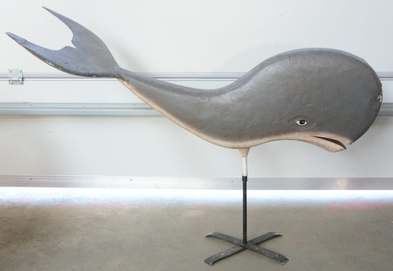 Een metalen walvis op staander. (Enige verfschade).