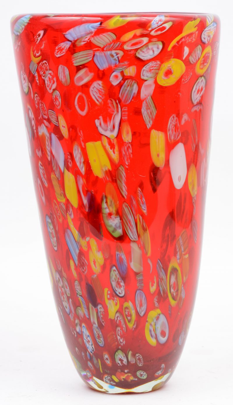 Een vaas van meerkleurig Muranoglas met een milefioredecor.
