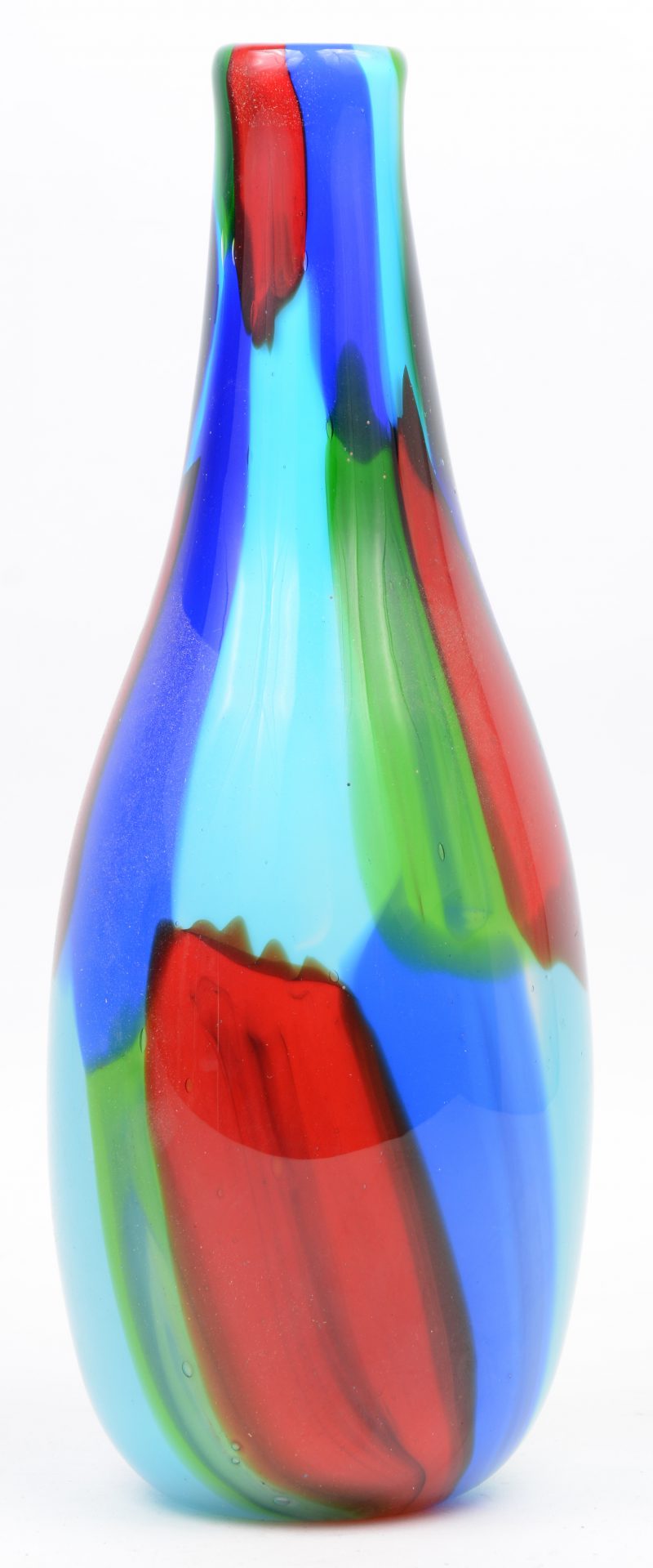 Een vaas van Muranoglas met een meerkleurig vlakkendecor.