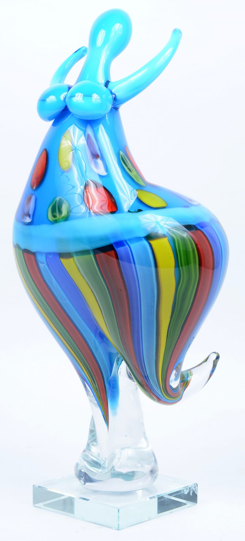 Een vrouwelijk figuur van meerkleurig Muranoglas geïnspireerd op de werken van Niki de Saint Phalle.