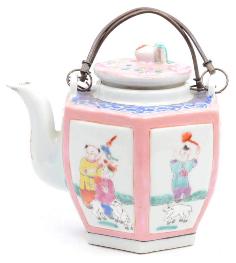 Een theepot van Chinees porselein met meerkleurige personages en panten in met roze omzoomde uitsparingen. Onderaan gemerkt.