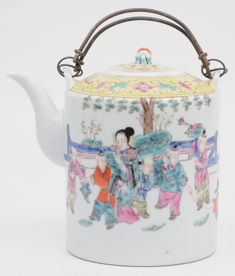 Een theepot van Chinees porselein, versierd met een meerkleurig tafereel. Onderaan gemerkt.