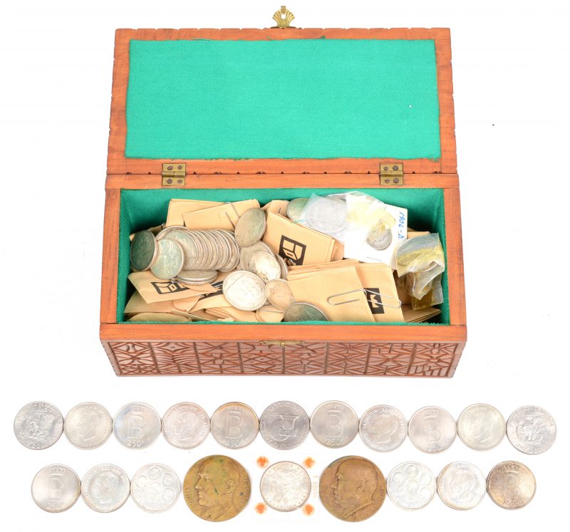 Een Oosters houten koffertje met munten. Waarvan: Belgische zilveren munten, 12 x 250 BEF (Boudewijn 25 jaar koning), 7 x 100 BEF (Belgische koningen), 28 x 50 BEF (Mercurius en 1 x Huwelijk Boudewijn en Fabiola en 1 x Expo ‘58), 3 x 20 BEF (Mercurius). Samen ongeveer 800 g (835/1000). Verder Amerikaanse munten (zilveren dollars e.a.), 2 x 500 BEF (België 150 jaar), Een groot aantal internationale munten, aangeboden n.a.v. de ASLK Spaarmaand “Van Korea tot Brazilië...”). En 2 bronzen penningen m.b.t. Tiense Suikerfabrieken).
