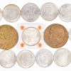 Een Oosters houten koffertje met munten. Waarvan: Belgische zilveren munten, 12 x 250 BEF (Boudewijn 25 jaar koning), 7 x 100 BEF (Belgische koningen), 28 x 50 BEF (Mercurius en 1 x Huwelijk Boudewijn en Fabiola en 1 x Expo ‘58), 3 x 20 BEF (Mercurius). Samen ongeveer 800 g (835/1000). Verder Amerikaanse munten (zilveren dollars e.a.), 2 x 500 BEF (België 150 jaar), Een groot aantal internationale munten, aangeboden n.a.v. de ASLK Spaarmaand “Van Korea tot Brazilië...”). En 2 bronzen penningen m.b.t. Tiense Suikerfabrieken).